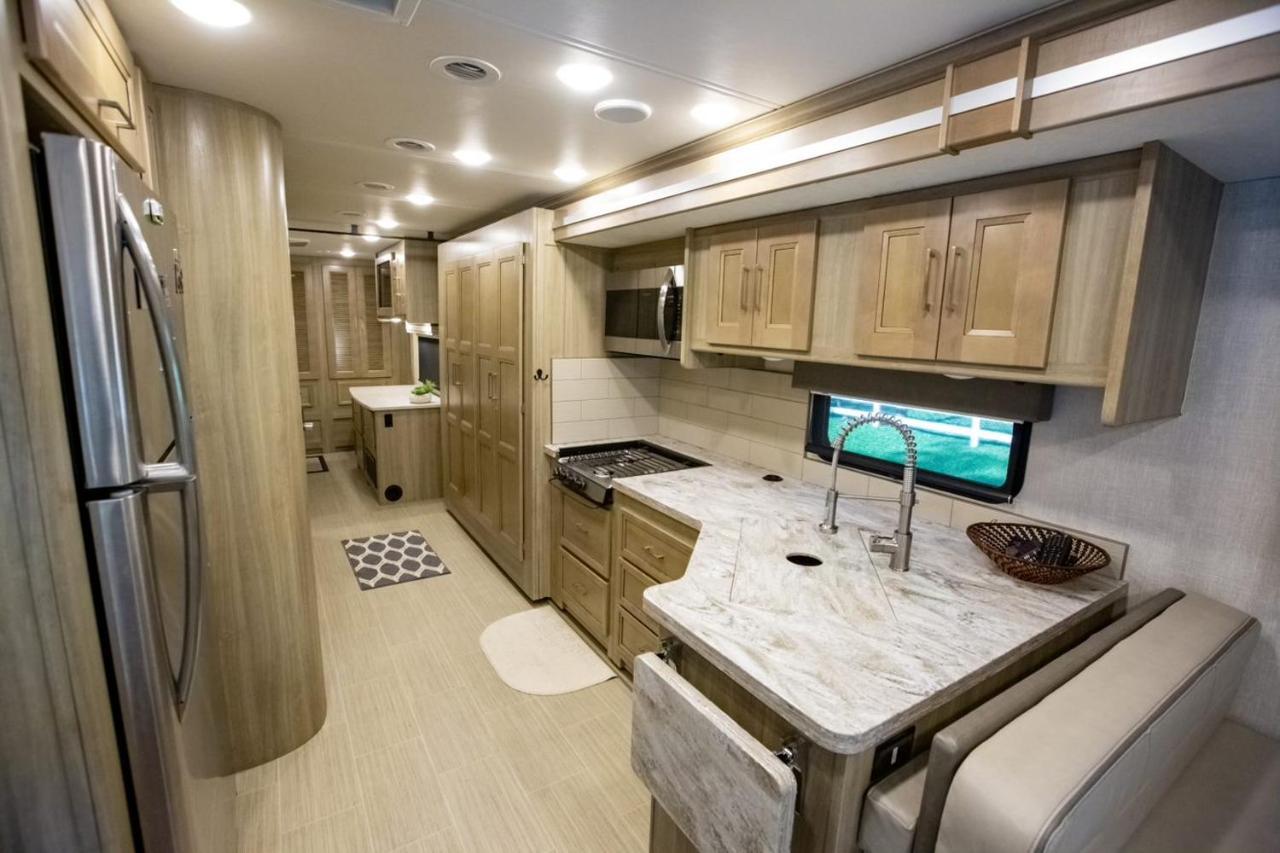 River Safaris, Stationary Class A Motorcoach, Old Homosassa Extérieur photo