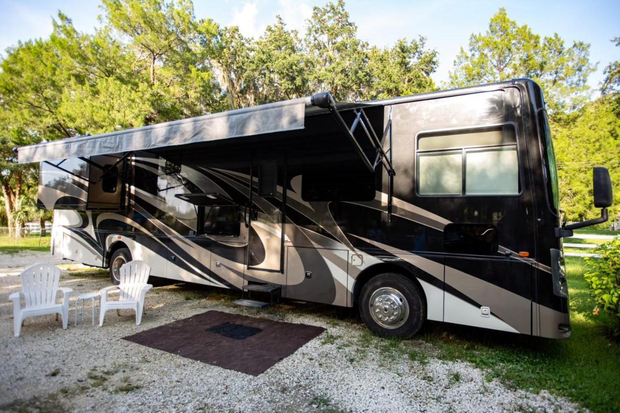 River Safaris, Stationary Class A Motorcoach, Old Homosassa Extérieur photo