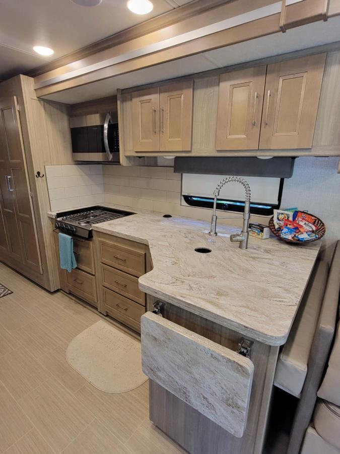 River Safaris, Stationary Class A Motorcoach, Old Homosassa Extérieur photo