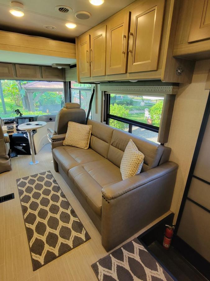 River Safaris, Stationary Class A Motorcoach, Old Homosassa Extérieur photo