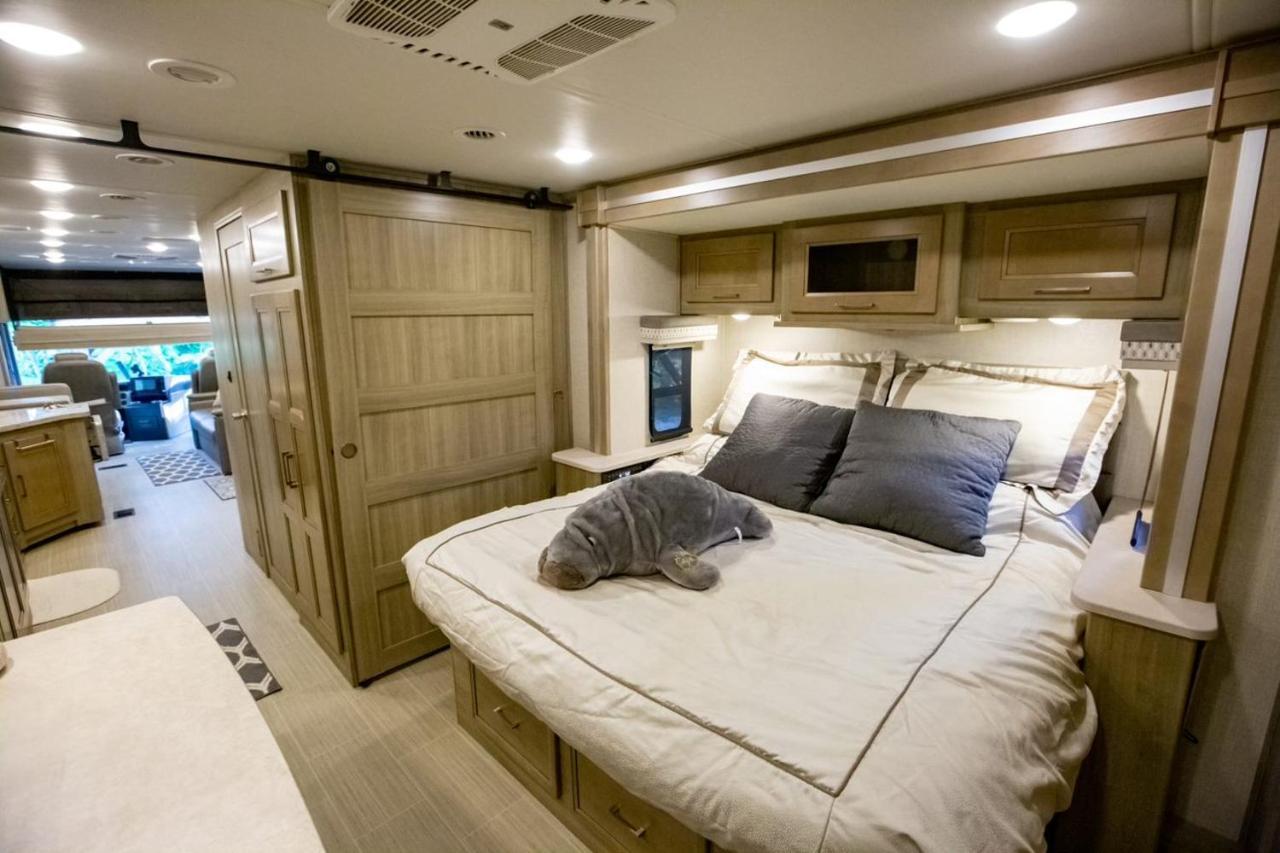 River Safaris, Stationary Class A Motorcoach, Old Homosassa Extérieur photo