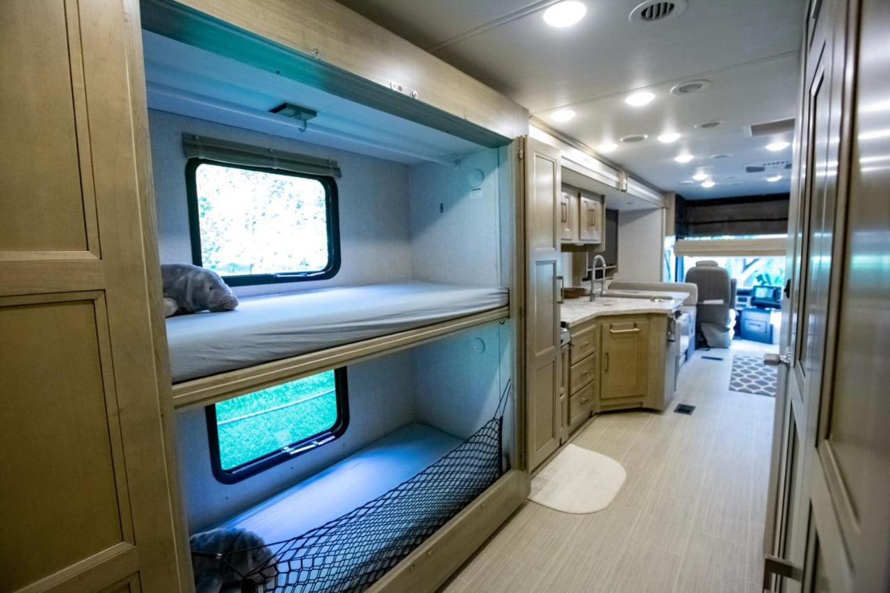 River Safaris, Stationary Class A Motorcoach, Old Homosassa Extérieur photo
